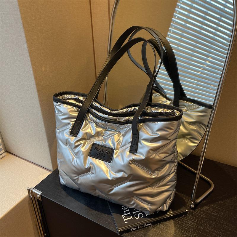 2025 New Shoulder Tote Bag Simple Large Capacity Women's Bag Casual Fashion Handbag Trendy Versatile Commuter Bag