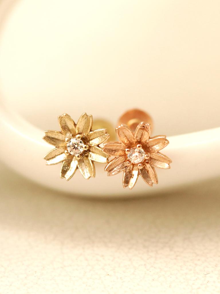 Minimalpiercing 14K Internal Carved Cubic Flower Labret Piercing