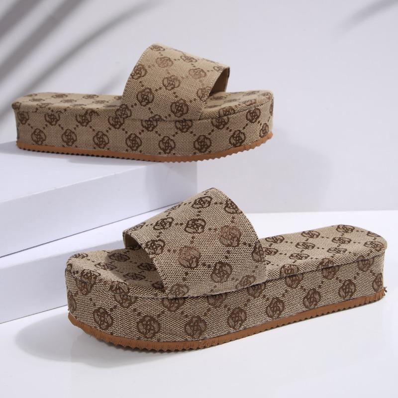 Fashion Large-sized Thick-soled Flip-flops for Women's Outdoor Wear in 2025, New One-line Sponge Cake Flip-flops