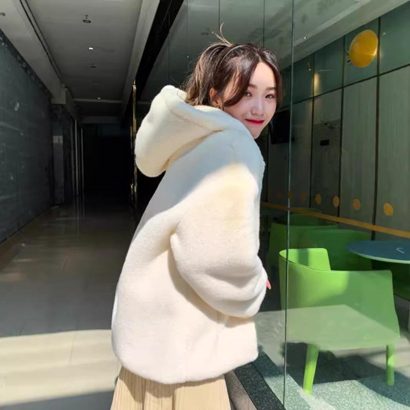 Kožešinový teplý zimní kabát nový top z králičí kožešiny volné zesílené plyšové oblečení módní dámské oblečení s kapucí