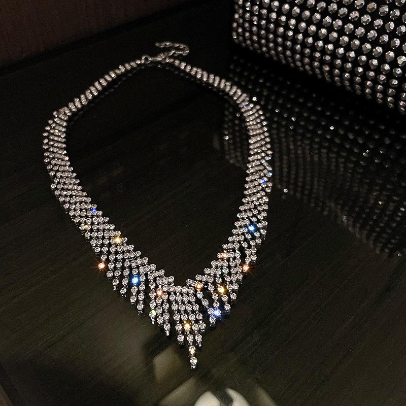European & American Geometric Water Drop Diamond Necklace: Retro Court Style, High-End Luxury Clavicle Chain for Women.