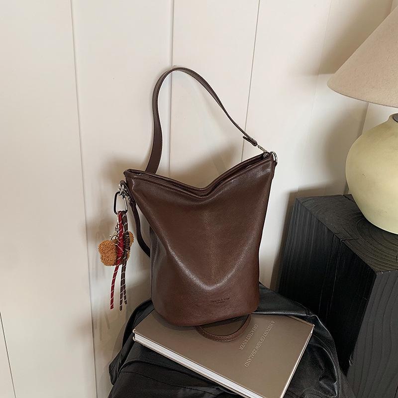Korean Retro Niche 2025 Women's Underarm Bucket Bag – Simple, Trendy Shoulder Bag for Commuting