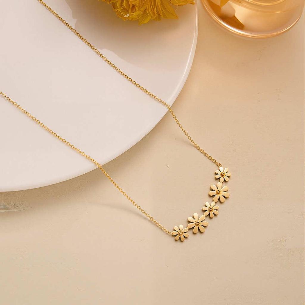 Chic 18k guldpläterad titanstål krysantemum nyckelbenshänge för kvinnor