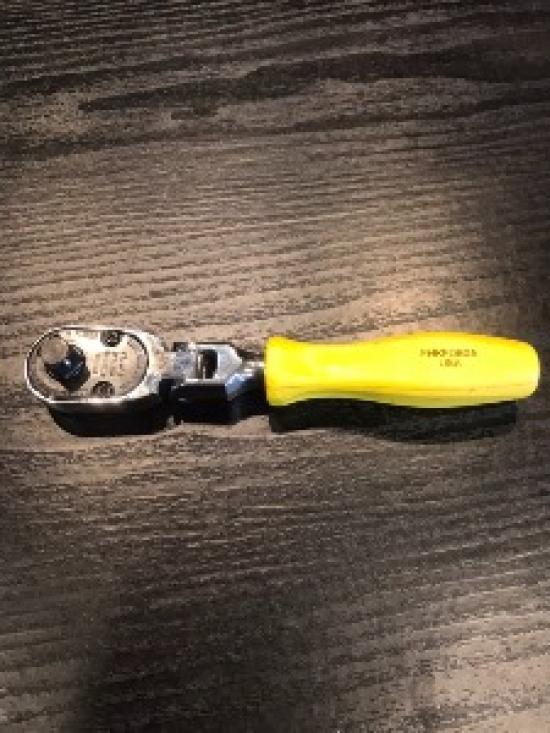 

Snap-on Tools YELLOW 3/8 Drive Stubby Length Flex Ratchet FHKFD80A USED