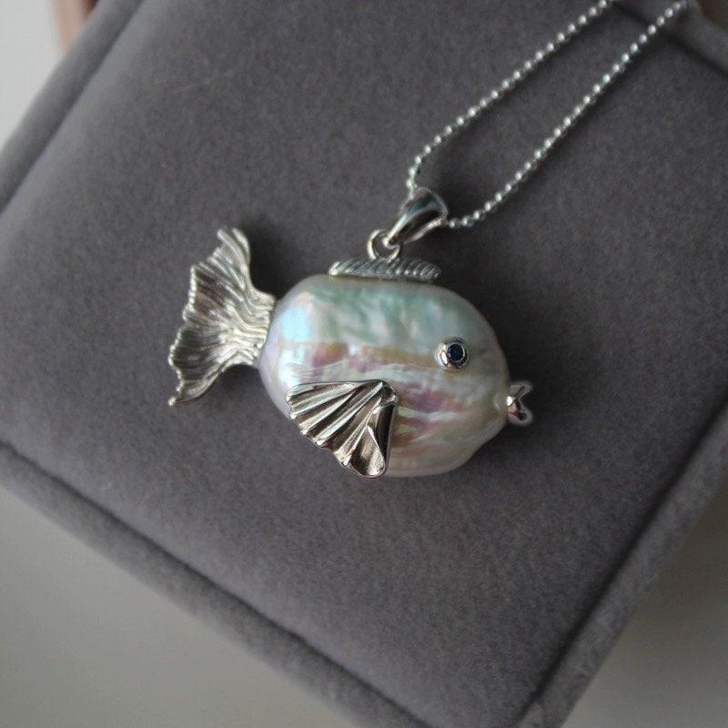 Ocean World Clownfish & Pearl Necklace - Kissing Goldfish Pendant On Colorfast Collarbone Chain
