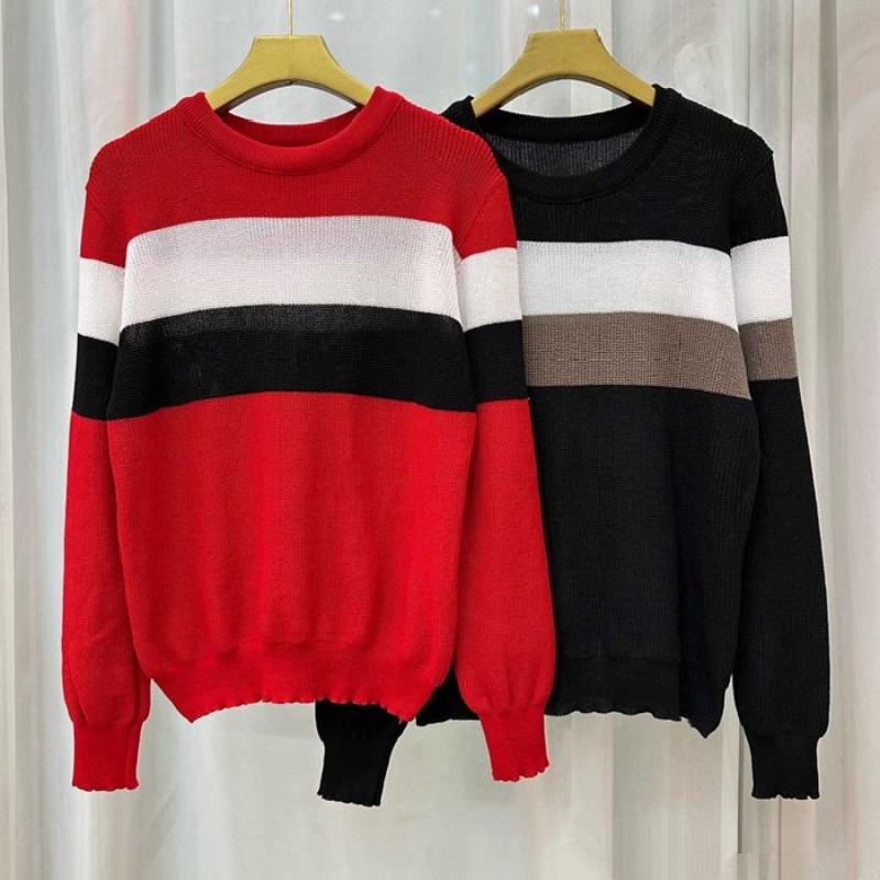 Ein neues lockeres, weiches und entspanntes Damenoberteil mit einem gestreiften Strickpullover im Retro-Colorblocking-Stil für den frühen Herbst