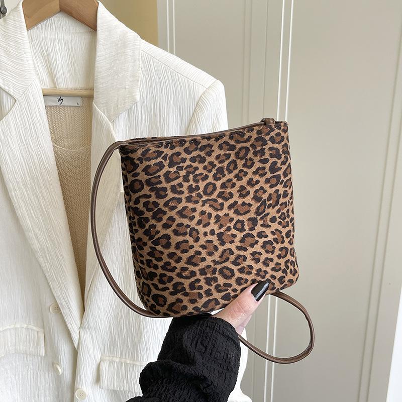 

Niche matte small bag 2025 autumn new temperament Korean version simple fashion trendy portable temperament shoulder bag