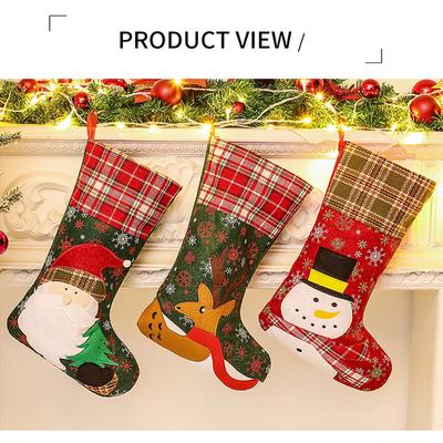 Große Weihnachtsstrümpfe können Geschenke aufnehmen