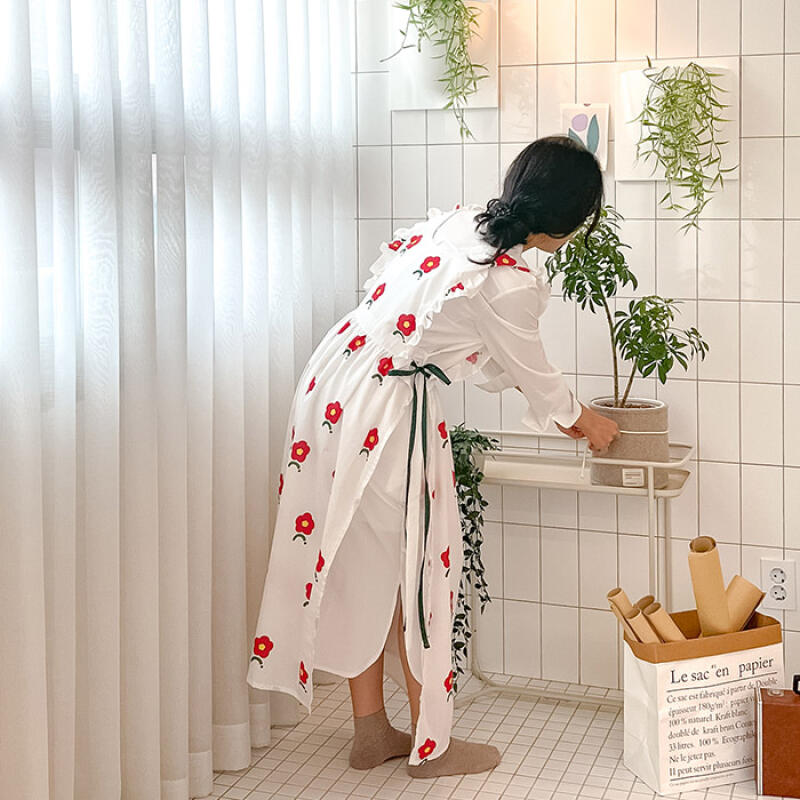 Однотонный фартук-платье с двумя красными цветами, боковым разрезом и оборками