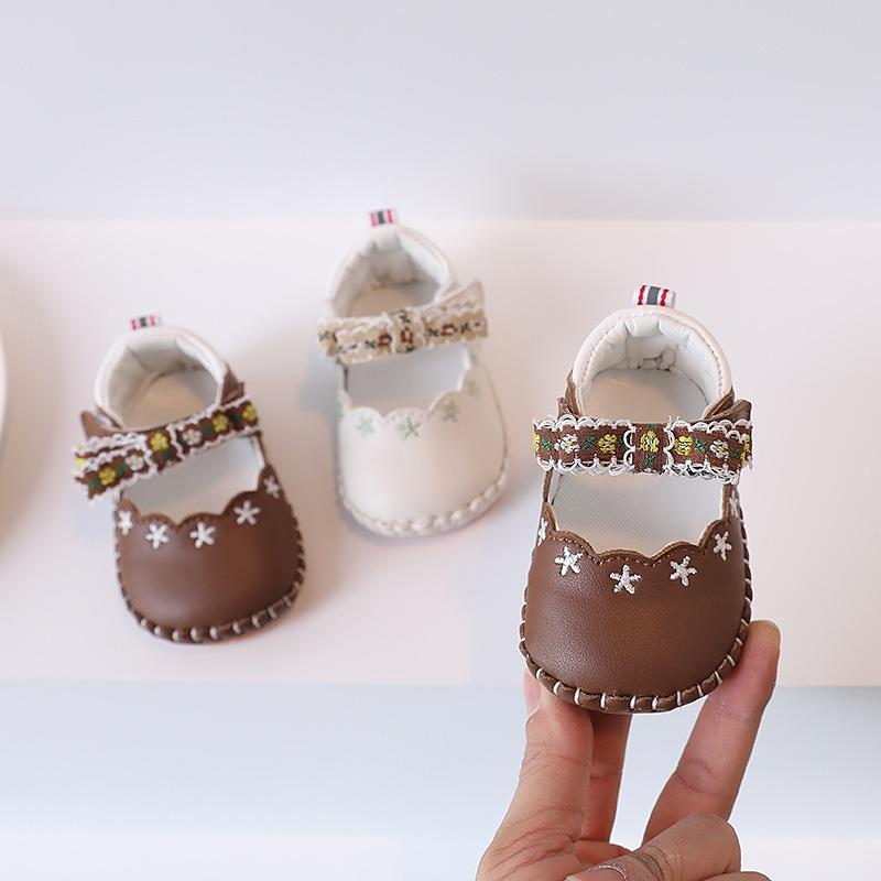 Baby Girl Walking Shoes for 0-1 Year Old, Soft-Soled Infant Shoes, Versatile Spring/Autumn Leather Shoes.
