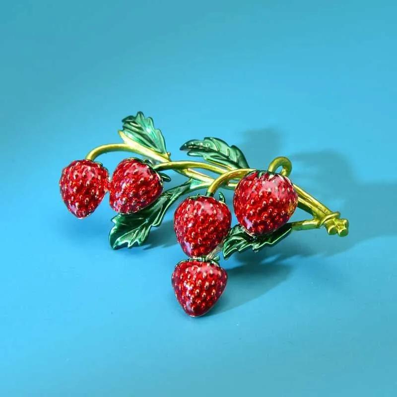 Creative Alloy Brooch Strawberry Design Decorative Accessory Pin for Clothing Bags Hats and More Fashion Jewelry Gift