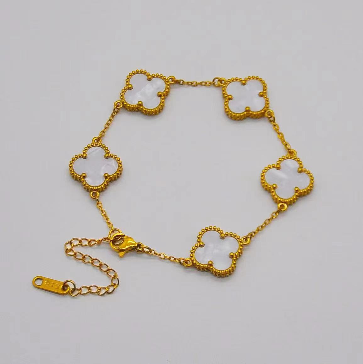 Женский браслет  Четырехлистный клевер  15 мм, двусторонний, 18K,  Четырехлистный клевер ,  Пять цветков , перламутр белый