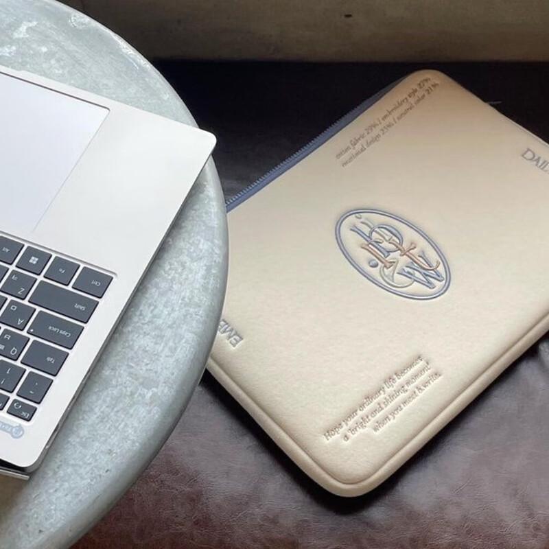 Simple Letter Design Tablet/Laptop Protective Sleeve