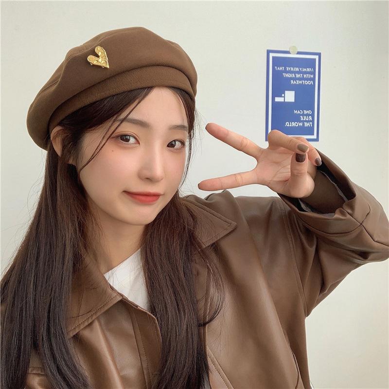 Modische Baskenmütze mit herzförmigem Metall-Accessoire, Baskenmütze aus Polyester für Damen mit Weihnachtsfeiertagsthema, einzigartige lässige Malerkappe für Ausflüge