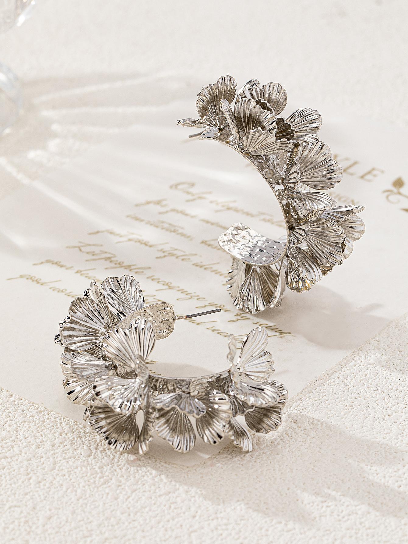 

Flower three-dimensional earrings personality exaggerated design sense earrings temperament earrings versatile wholesale срібний