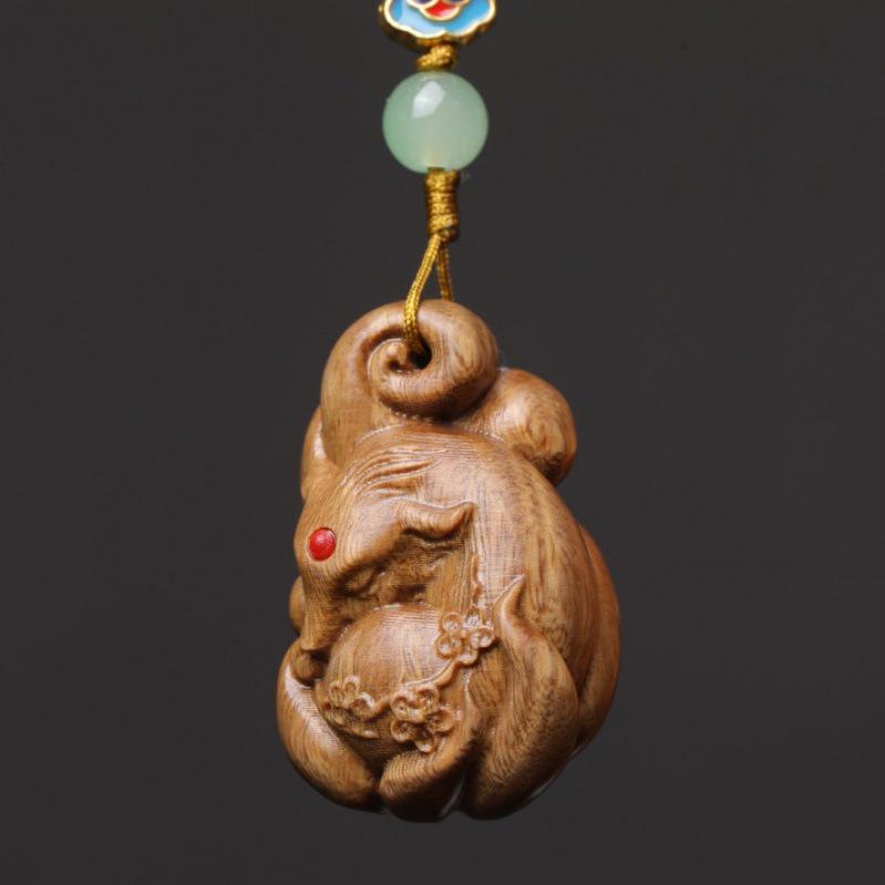 Подвеска «Девятихвостая лиса» из сандалового дерева: Зеленый и фиолетовый брелок-подвеска из сандалового дерева