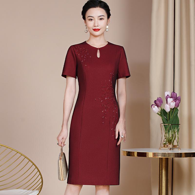 Wine Red Qipao: Spring Wedding Banquet Dress for Mothers, High-End, Three-Quarter Sleeve, Slimming Fit