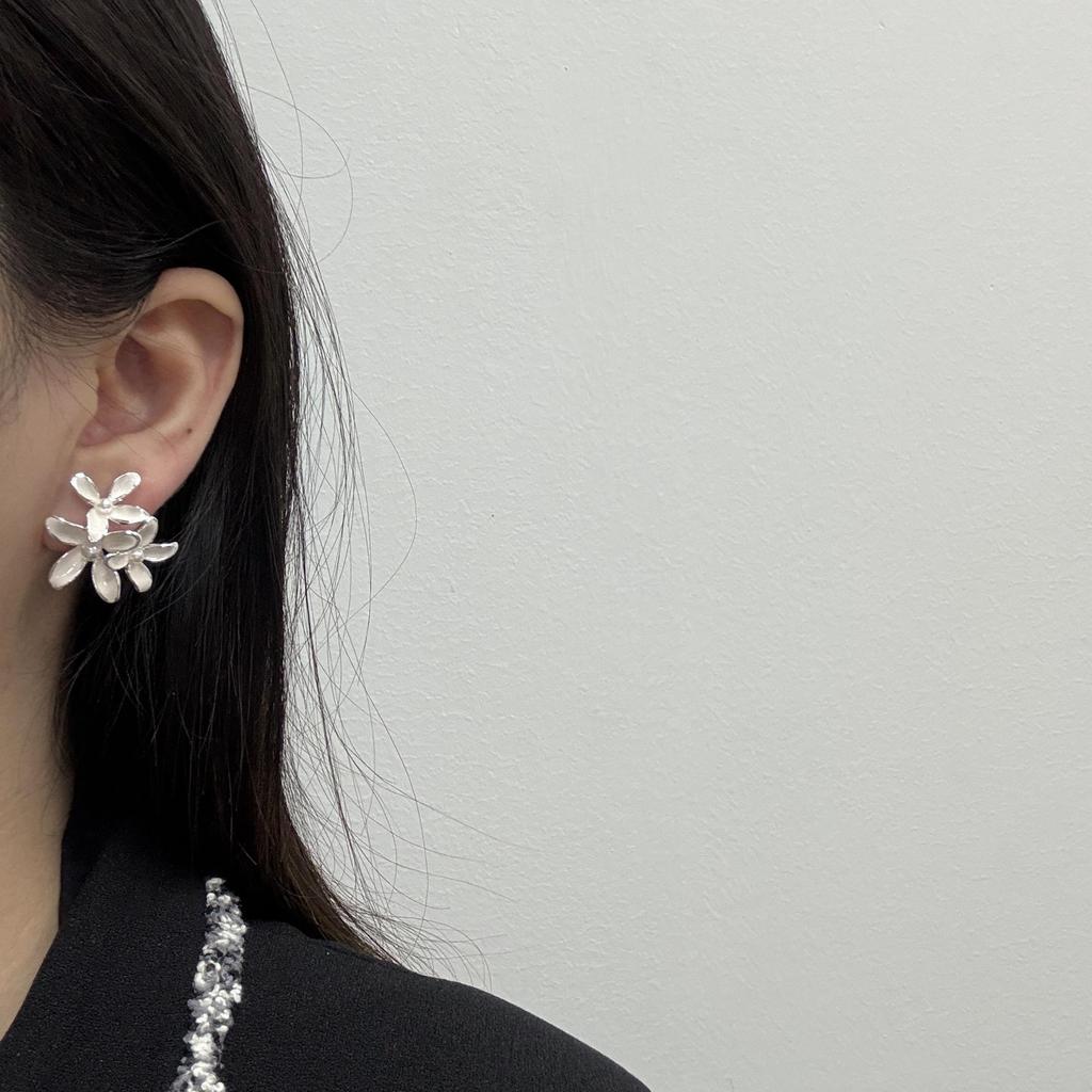 Niche Versatile Light Luxury Personalized Dripping Oil Five-Petal Flower Three-Dimensional Flower Exaggerated Metal Feeling Three Pearl Earrings