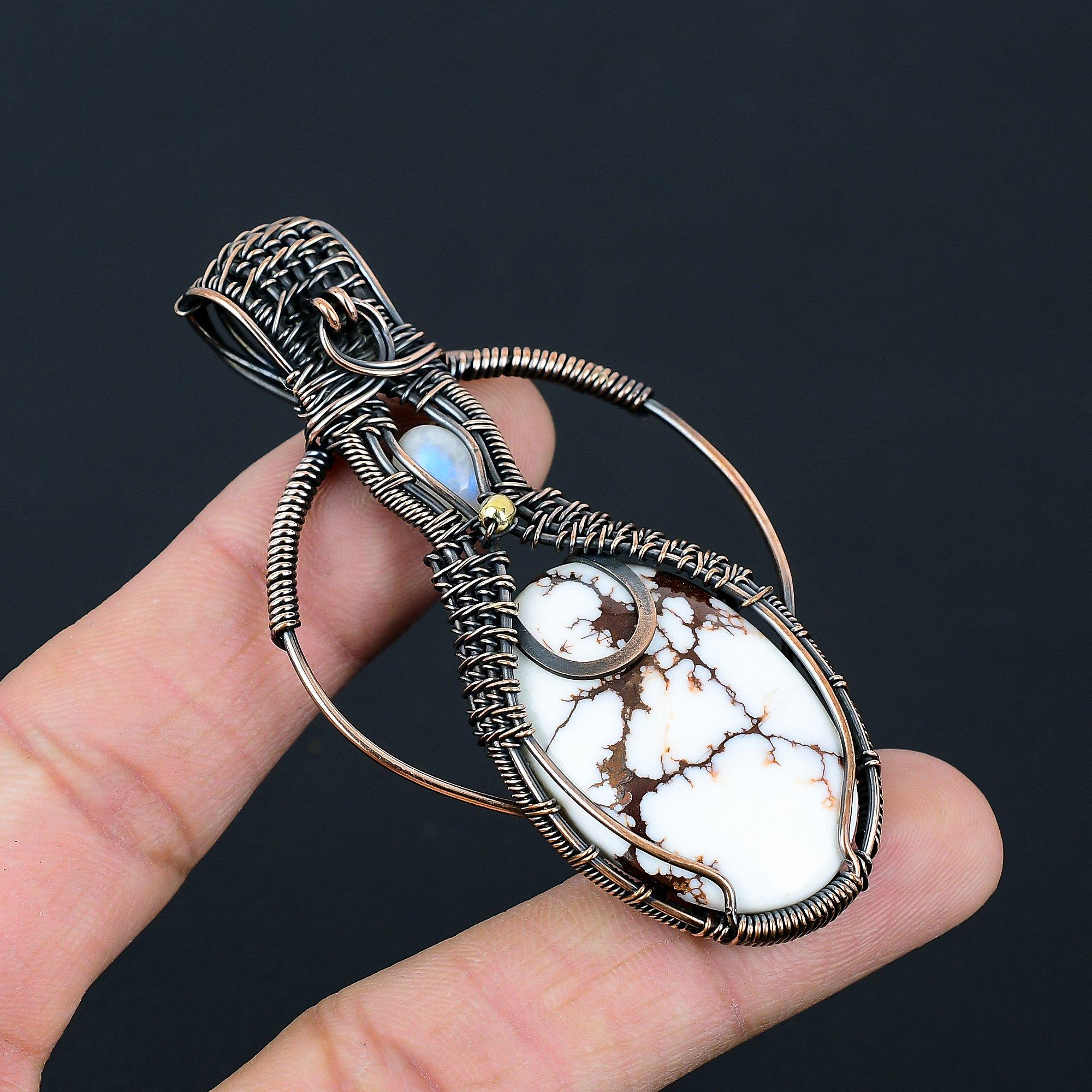 

Ювелирный кулон ручной работы из чистой медной проволоки с дикой лошадью и лунным камнем для любви 3.07 Inches белый