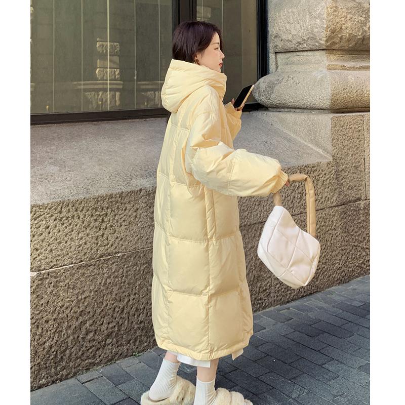 Cappotto imbottito in cotone caldo giallo alla moda per le donne in inverno