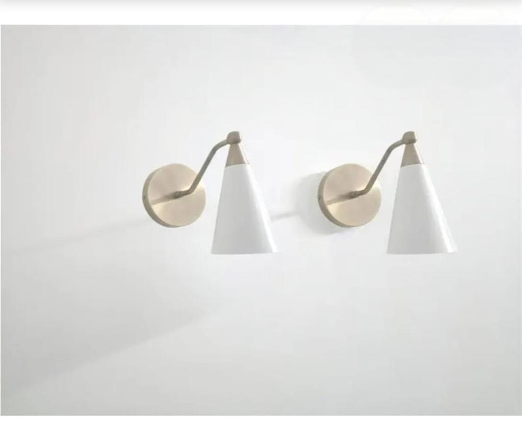 Ζεύγος Χειροποίητων Απλίκα Τοίχου : Λάμπες από Ακατέργαστο Ορείχαλκο & Λευκό Κώνο