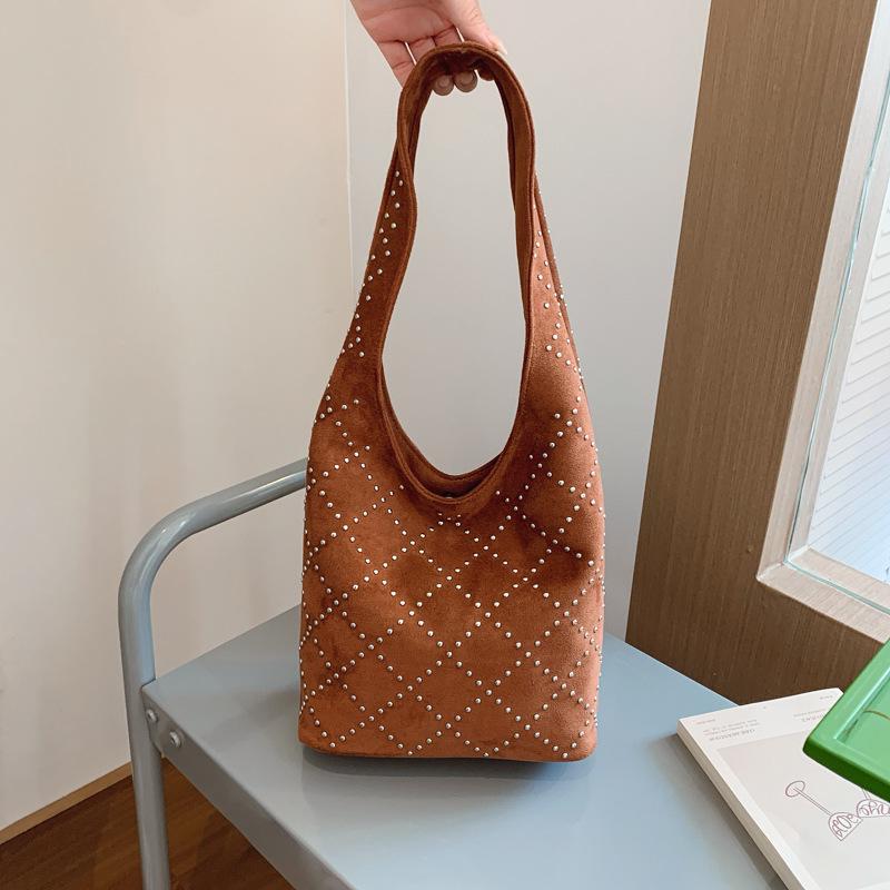 

Matte Retro Tote Bag: Women s Versatile Rivet Diamond Pattern Shoulder Bag for Work and Commute коричневий
