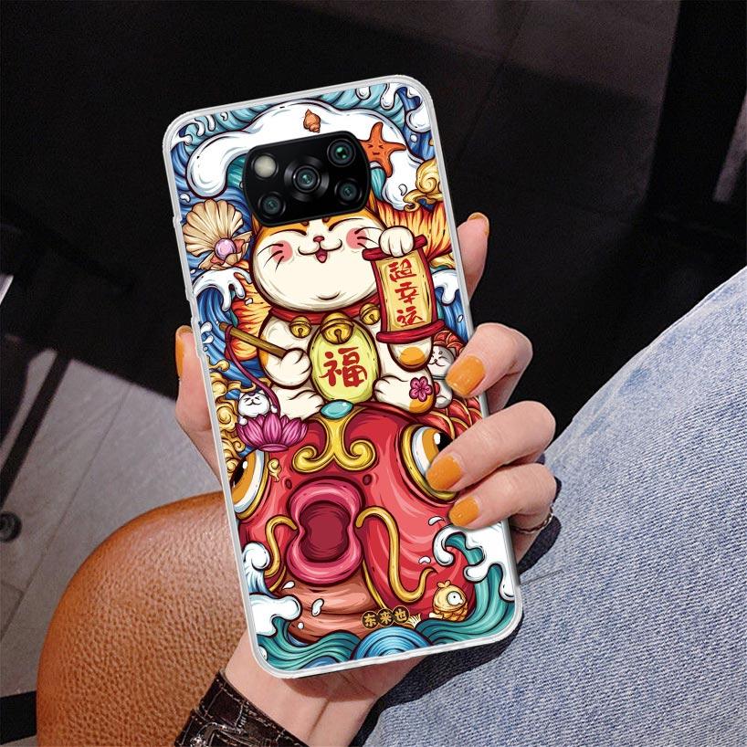 Chat Porte-Bonheur Maneki Neko Étui de Téléphone Japonais pour Xiaomi Poco X5 X6 X7 Pro X4 Gt F7 Ultra M8 M7 Redmi 15C 15 13C 13 12C 12 Unique Co