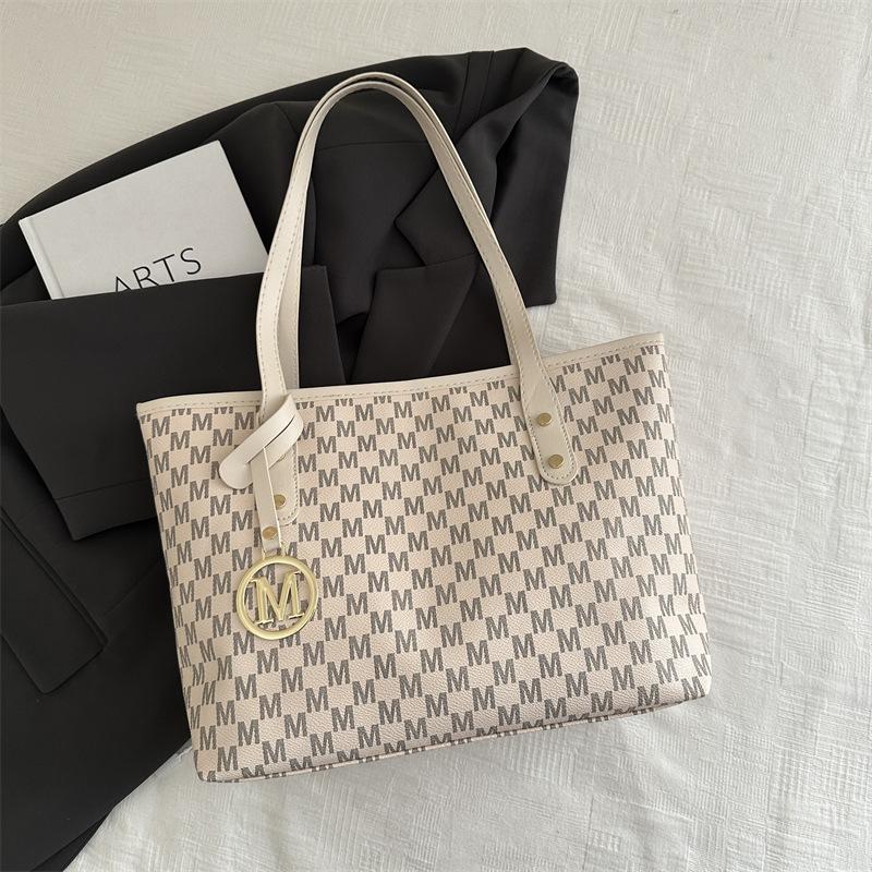 Casual accompanying bag commuter handbag women's new popular fashion portable shoulder bag large capacity tote bag