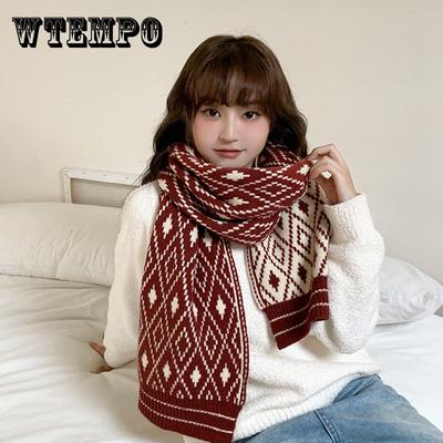 Schals für Damen im Herbst und Winter. Vielseitige Strickschals im neuen Stil mit geometrischem Rautengitter halten Schüler warm