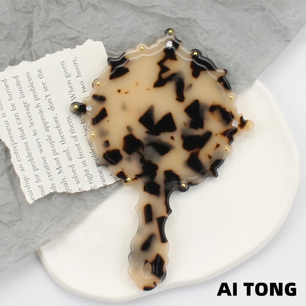 

Новое портативное зеркало с ручкой. Изысканное косметическое зеркало с узором из уксусной кислоты и улучшенной чувствительностью, украшенное бриллиантами.