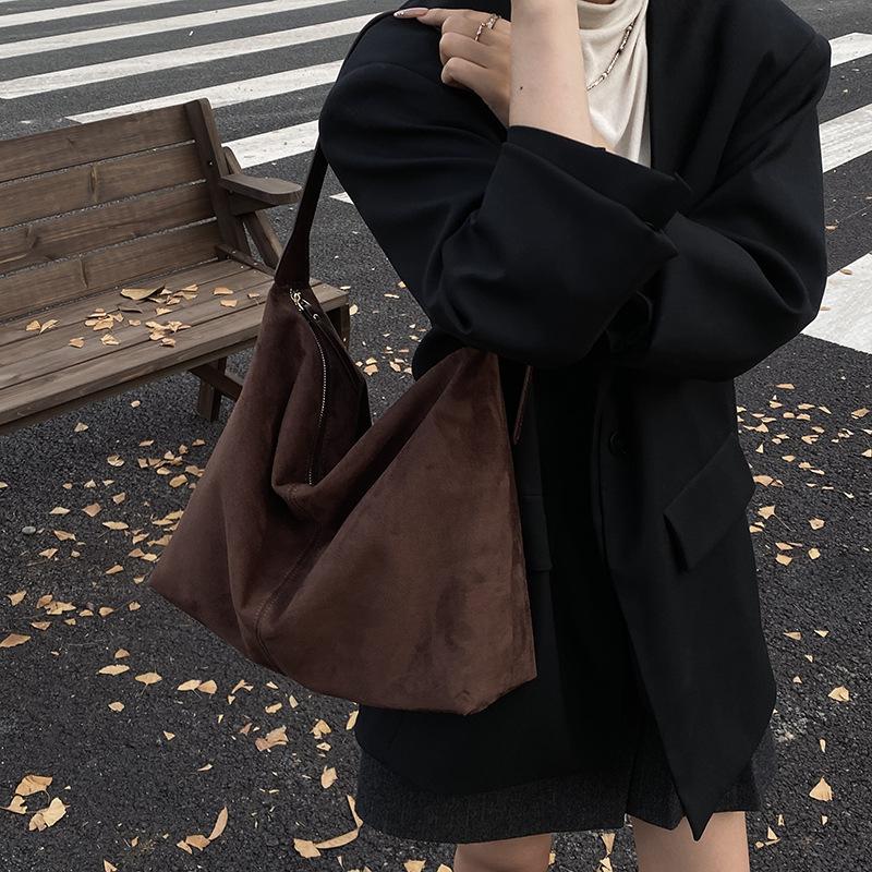 

Матовая ретро сумка женская большой вместимости 2025 новая осень и зима универсальная повседневная на плечо через плечо сумка-мессенджер сумка-тоут для поездок на работу темно-коричневого