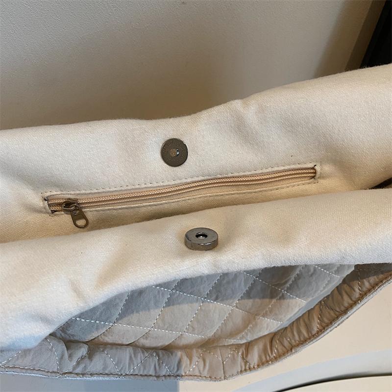 Однотонная сумка через плечо для женщин — фото 9