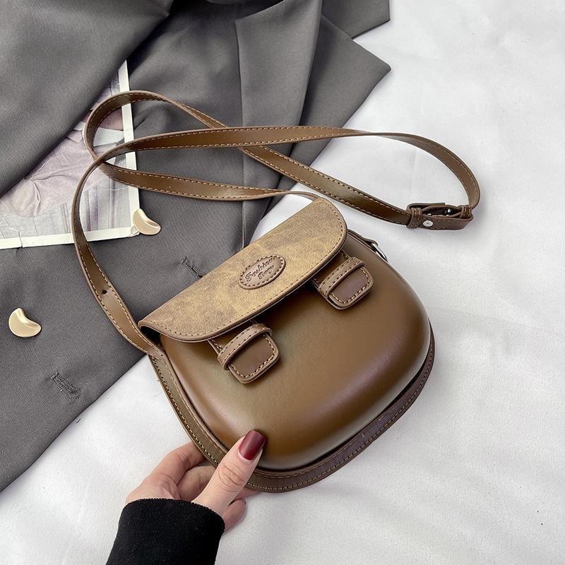 

Почувствуйте себя модно с женской сумкой под мышкой 2025 весна новая ретро сумка-седло для通勤 нишевая сумка-мессенджер