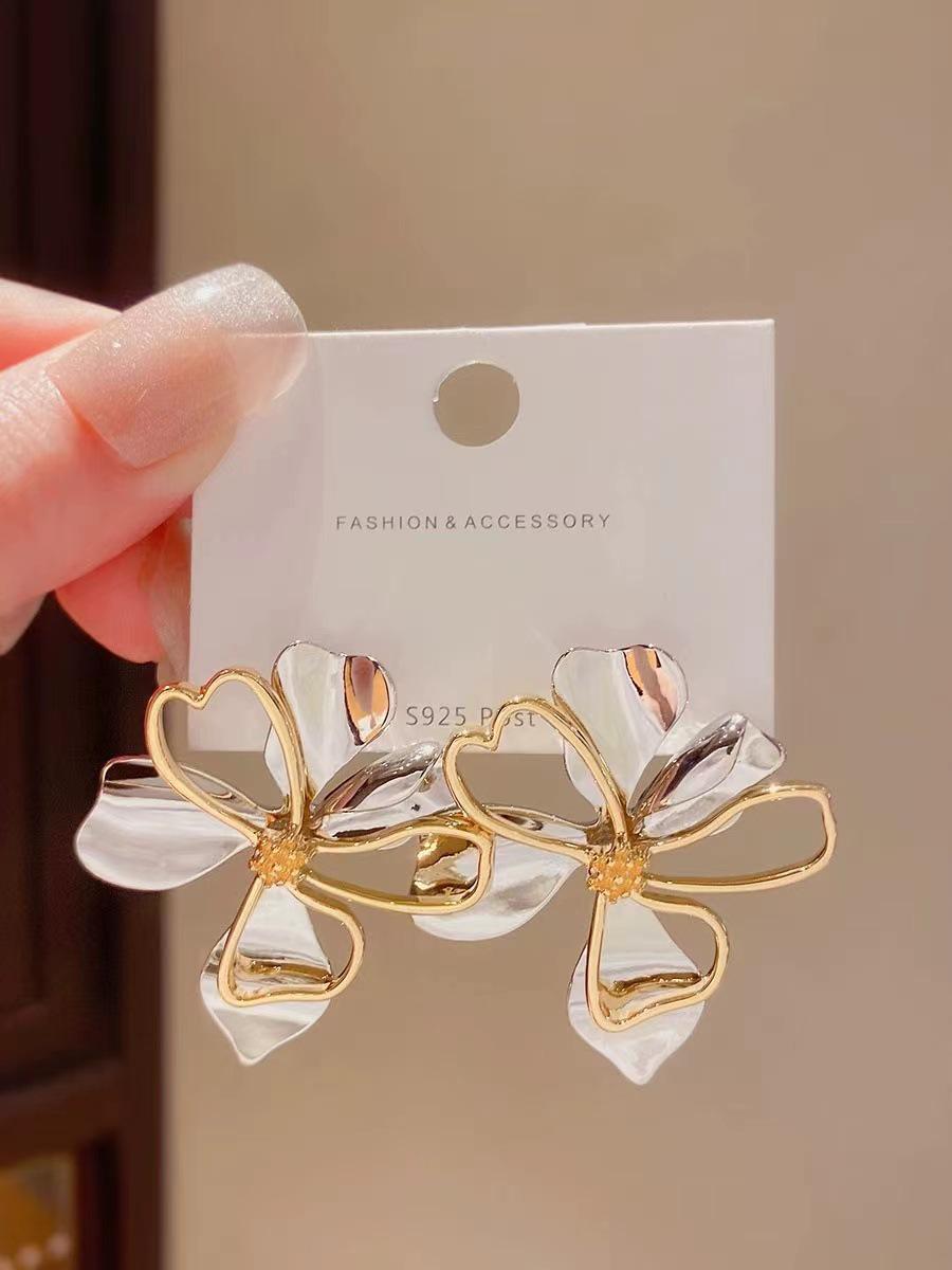 

Уникальные серьги-цветы из холодного металла во французском стиле для женщин