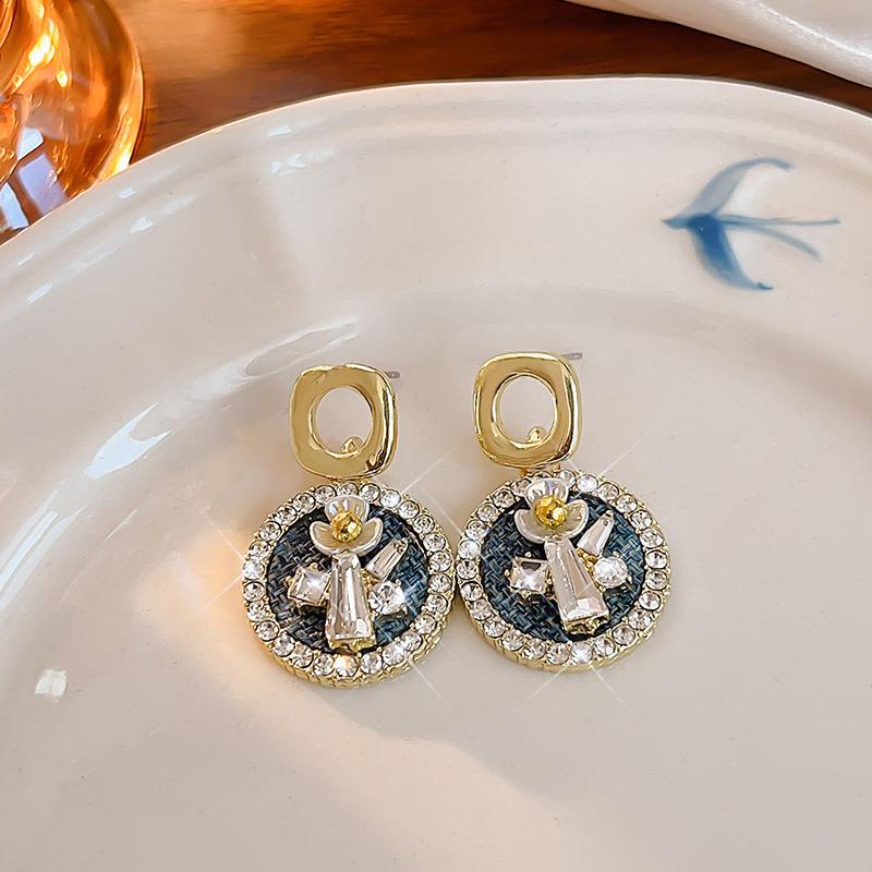 Eleganckie kolczyki z perłami: Prosty, luksusowy design na jesień/zimę 2024