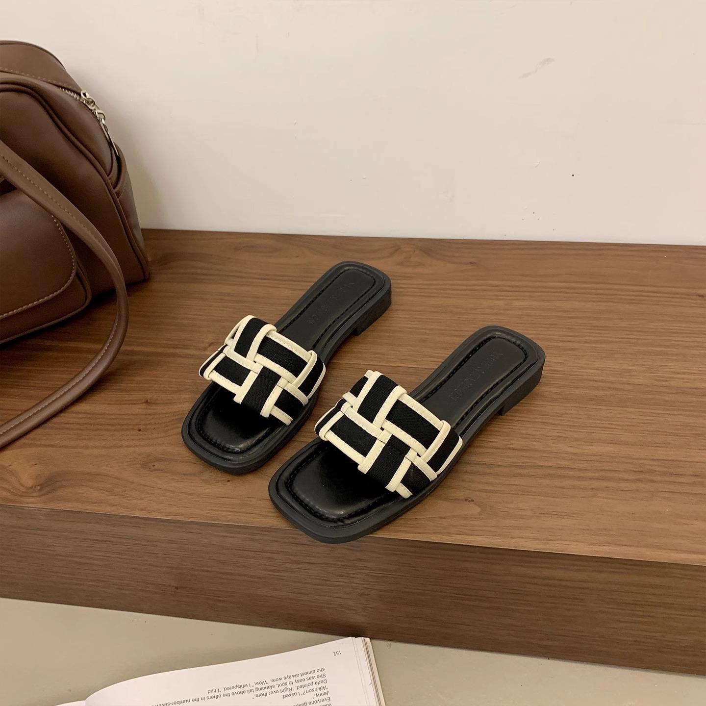 

French Internet celebrity flat bottom slippers women wear 2025 summer new small fragrant style fashion high sense sandals 35