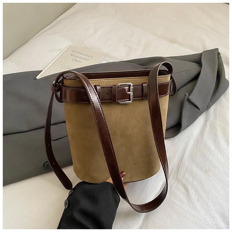 

2025 new retro women s bag winter Korean version niche versatile foreign style shoulder bag simple fashion messenger bag зелёный