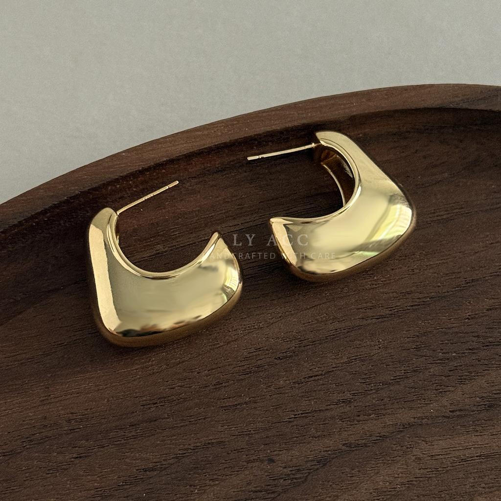 Minimalist Irregular Curved Metal C Ring Earrings Glossy Gold Plated Earrings Modern Light Luxury Premium Temperament Earrings