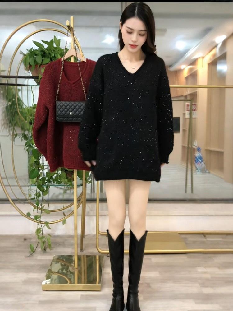 

Women s Red Sequin V-Neck Sweater, 2025 New Year Collection, Exquisite Loose Knit Top Extra Large чорний