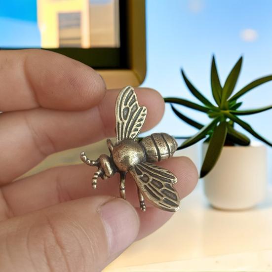 Brass Bee Figurine Tea Pet Solid Metal Bee Figure Model Statue Sculpture Toy Desktop Decoration Ornament Festival Collectible Gift