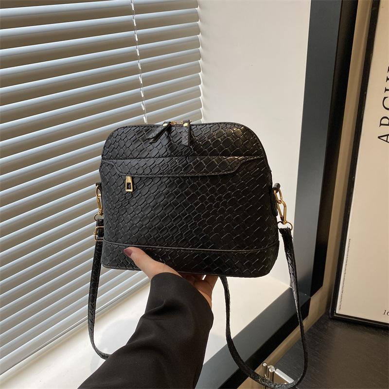 

Retro high-end foreign-style bag women s 2025 new niche casual shell bag trendy fashion woven messenger bag чёрный