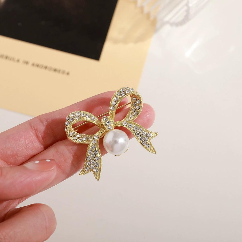 

Новая изысканная универсальная брошь-бантик с жемчугом для высококачественного пиджака, фиксированная антибликовая корсажная булавка