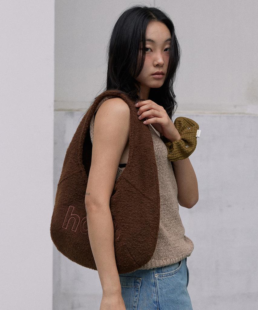 Haveawhale Mini Wool Pebble Bag (Br)