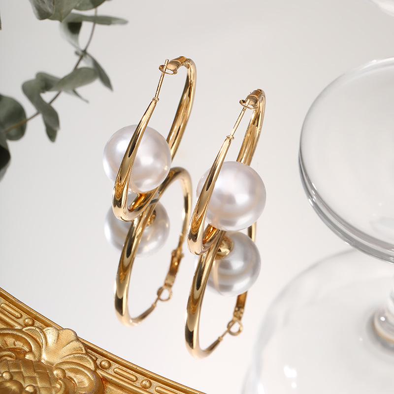Popular Simple Temperament Pearl Circle Earrings Fashionable Metal Wind Earrings 2025 Autumn and Winter Ear Jewelry