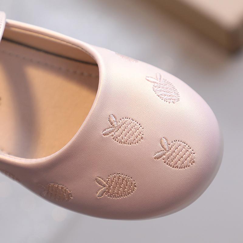Korean Style Fashion Children's Carrot Embroidered Leather Shoes / Girls' Soft-Sole Princess Shoes / Flat Dance Shoes for Toddlers & Young Children