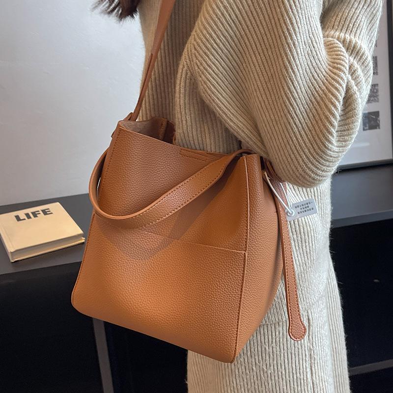 Beliebte Taschen Damen-Taschen Neue Mode Herbst und Winter Breite Umhängetaschen Einfache tragbare Beuteltaschen