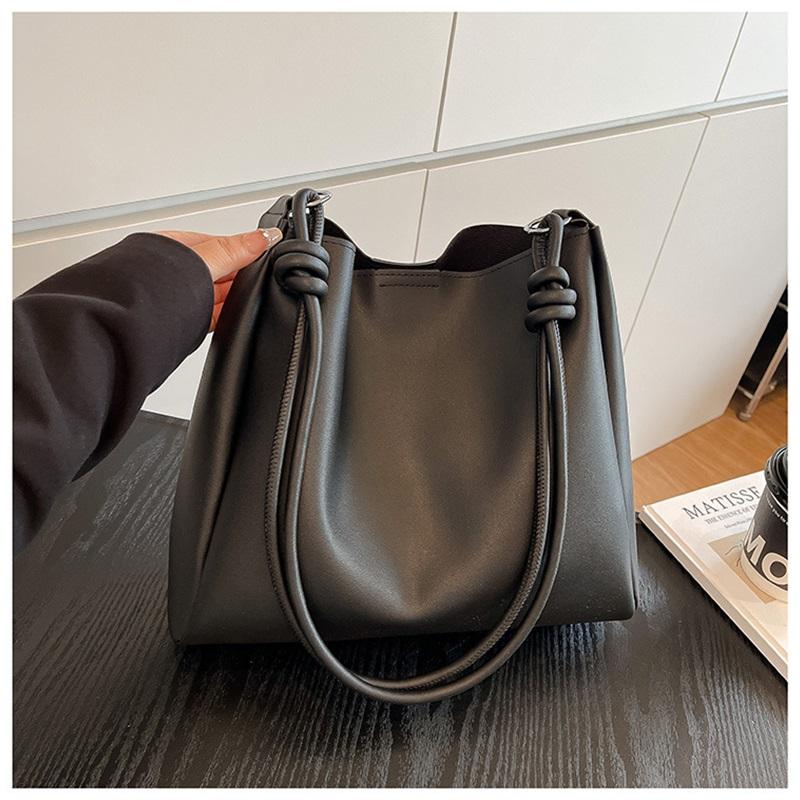 This Year's Popular Bags Are Women's Large-capacity Commuter Bags, Retro Fashion Shoulder Bags, Simple Bucket Bags