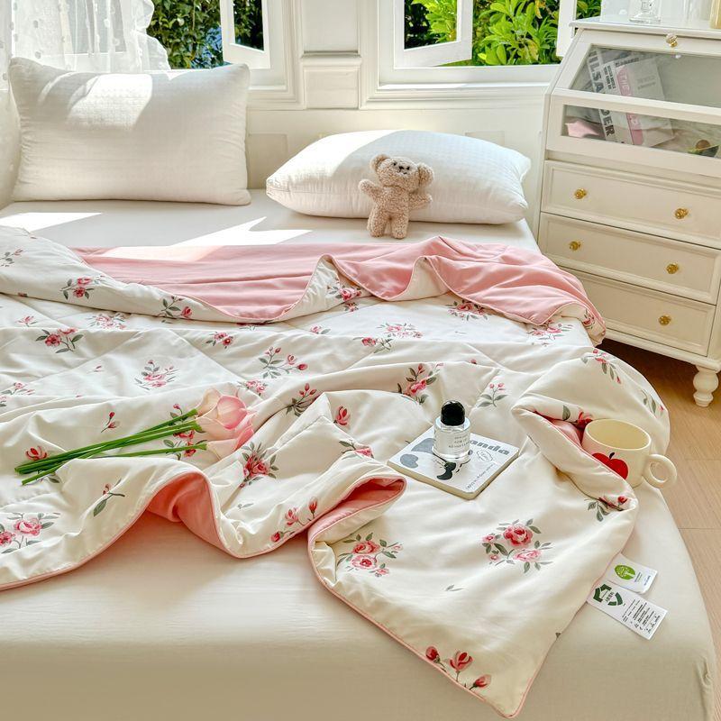 1Pcs Floral Pattern Quilt All-Season Comfort Machine Washable Polyester King Size Bedspread With Soft Liner Multipurpose Blanket