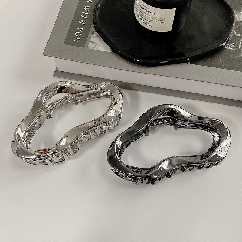 Small Niche Design Irregular Liquid Lines Cloud Shaped Large Women's Metal Grab Clip Daily Fashion Wear Dished Hair Shark Clip
