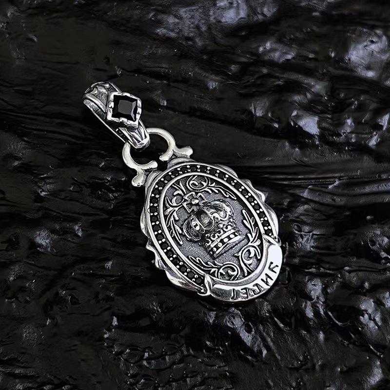 Vintage Embossed Crown Oval Pendant Necklace: Fashionable Women's Clavicle Sweater Chain